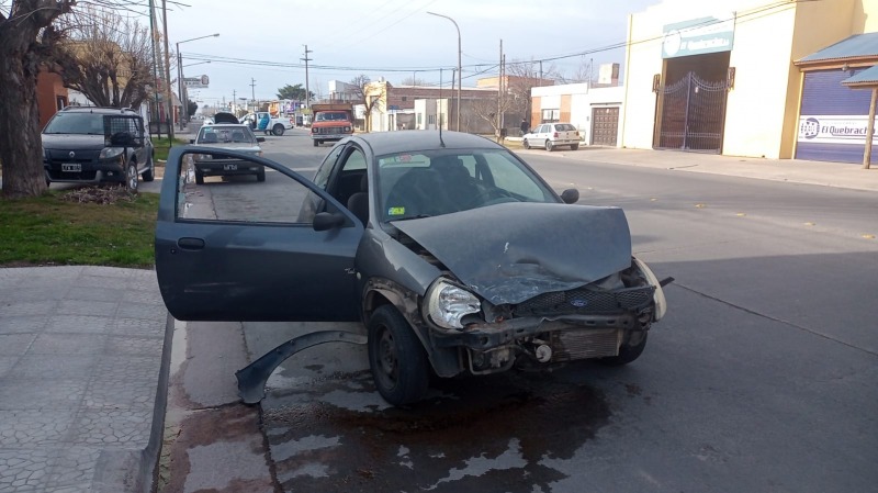 Tres personas heridas en un fuerte choque entre dos autos